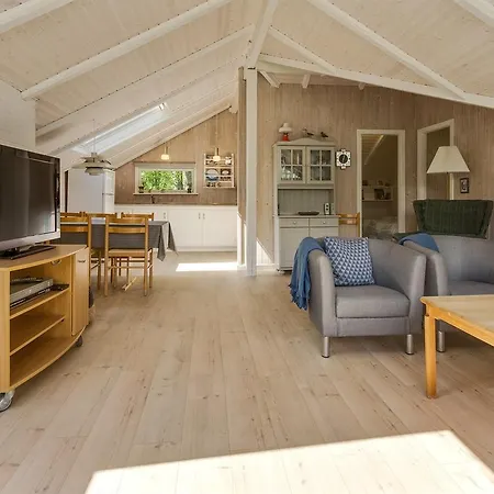 Three-bedroom Holiday In * Hals